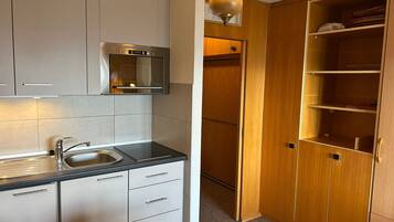 Fridge, oven, coffee/tea maker, electric kettle