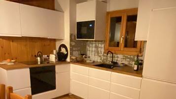 Kühlschrank, Ofen, Geschirrspüler, Wasserkocher mit Kaffee-/Teezubehör