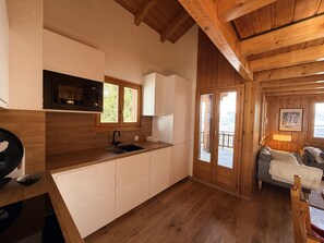 Fridge, oven, dishwasher, coffee/tea maker