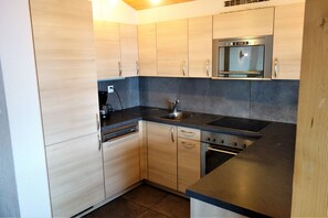 Een koelkast, een magnetron, een oven, een vaatwasser