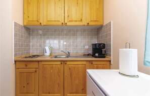 Køleskab, kogeplade, kaffe-/temaskine