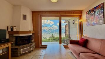 TV, fireplace