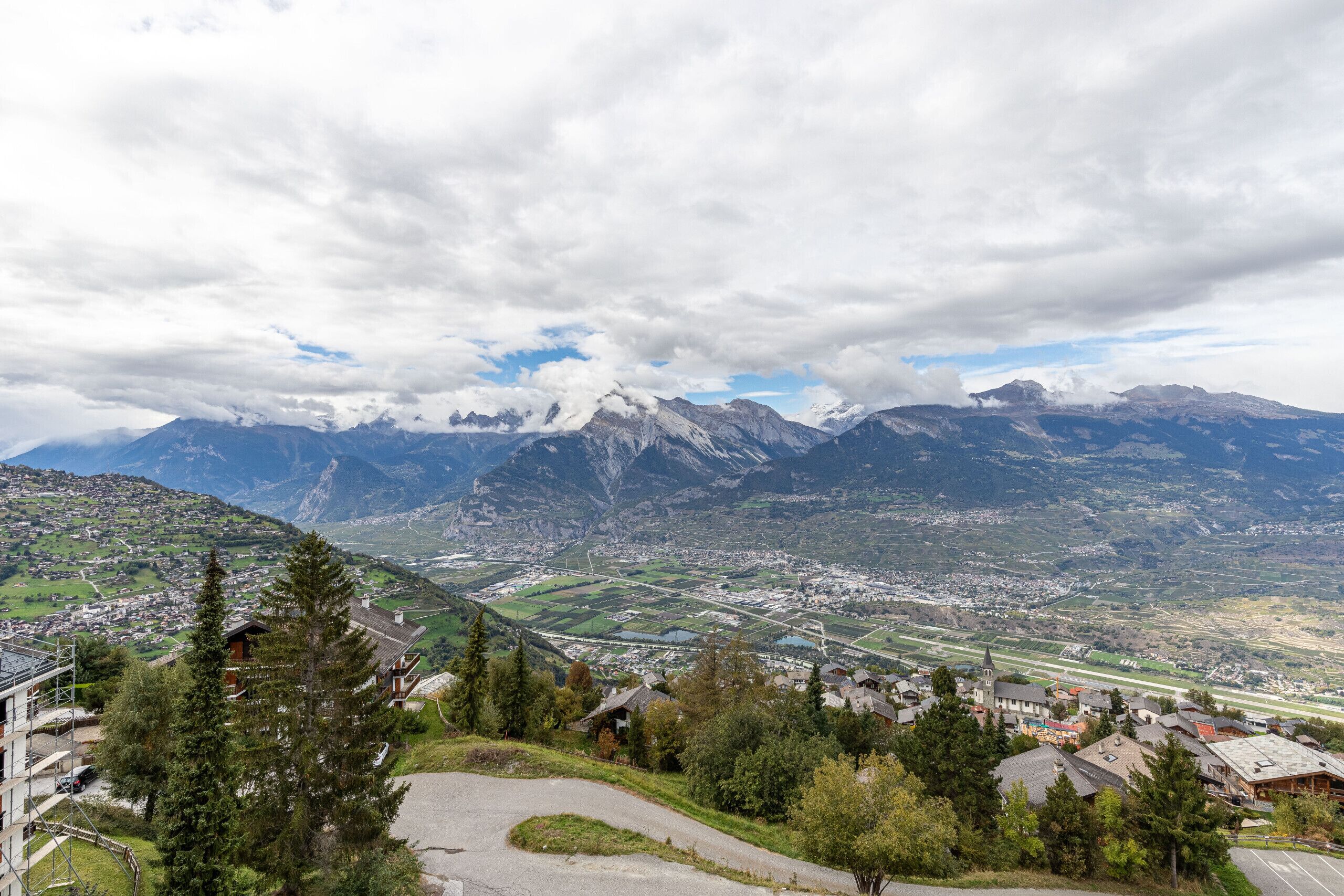 Un paysage montagneux avec une ville située dans la vallée.