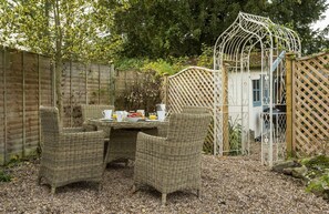 Outdoor dining - Cobbler’s Cottage Pembridge, Nr Leominster , Herefordshire (Leominster)
