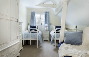 First floor: Twin bedroom