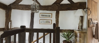 Un cottage di carattere amichevole, carattere, che dorme quattro. Sul sentiero del villaggio in bianco e nero di Herefordshire.
