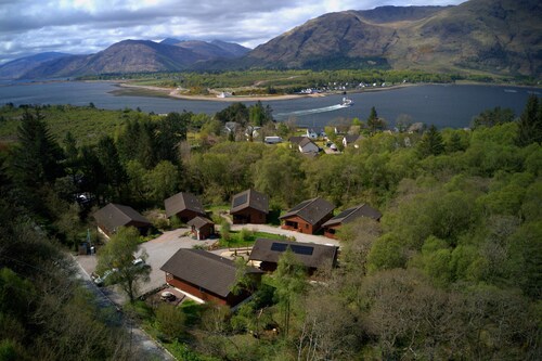 Lodge 2 - sleeps 6 guests  in 3 bedrooms