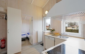 Kühlschrank, Mikrowelle, Herdplatte, Geschirrspüler