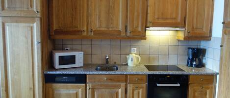 Réfrigérateur, micro-ondes, four, lave-vaisselle