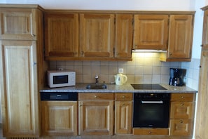 Kühlschrank, Mikrowelle, Ofen, Geschirrspüler