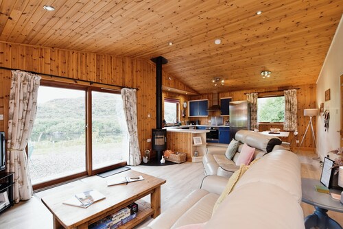 2 bedroom, 2 bathroom lodge with stunning views and wood burning stove
