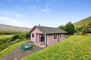 Exterior - 2 bedroom, 2 bathroom lodge with stunning views and wood burning stove (Crianlarich)