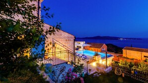 A coastal property with a swimming pool, stone walls, and a view of the sea. - Cozy home in Brsecine (Brsecine)