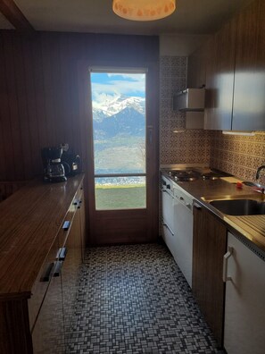Frigorífico, microondas, horno y placa de cocina