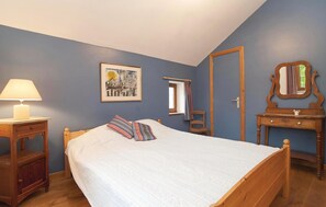 8 bedrooms, travel crib, free WiFi