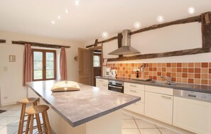 Frigorifero, piano cottura, lavastoviglie, macchina per tè/caffè