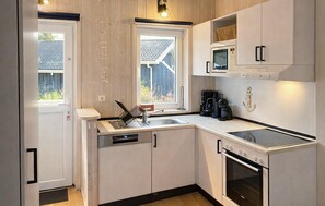 Køleskab, kogeplade, opvaskemaskine, kaffe-/temaskine