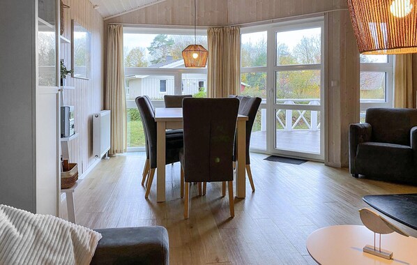 Fernseher, Kamin, DVD-Player