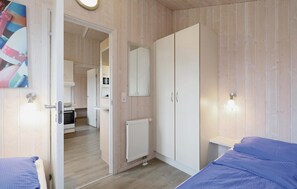 3 bedrooms, travel cot, free WiFi, bed sheets