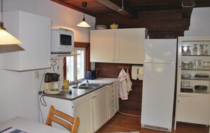 Kylskåp, spishäll, diskmaskin och kaffe- och tebryggare