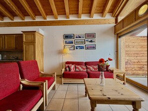 Fernseher, Kamin, DVD-Player