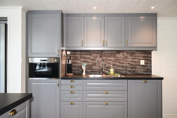 Kjøleskap, kokeplater, oppvaskmaskin og kaffetrakter/tekoker