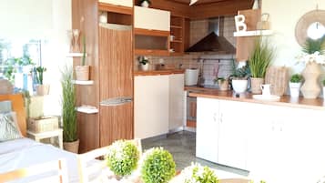 Refrigerador, horno, cafetera y tetera y utensilios de cocina