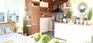 Refrigerador, horno, cafetera/tetera, utensilios de cocina