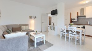 Eine moderne Wohnung mit Wohnzimmer, Essbereich und Küche.