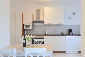 Fridge, stovetop, coffee/tea maker, cookware/dishes/utensils - Holiday home with perfect location (Medulin)