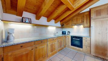 KĂŒhlschrank, Mikrowelle, Ofen, GeschirrspĂŒler