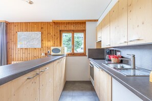 Refrigerador, horno, lavavajillas y cafetera y tetera 