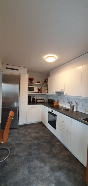 Jääkaappi, mikroaaltouuni, uuni, liesi