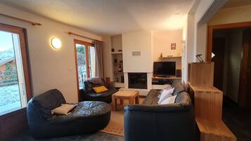 Een televisie, een open haard en een dvd-speler