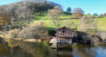 Luxury, romantic boathouse on the shores of Lake Ullswater, perfect for special occasions.