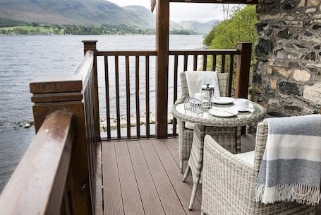 Outdoor dining. Luxury, romantic boathouse on the shores of Lake Ullswater, perfect for special occasions.