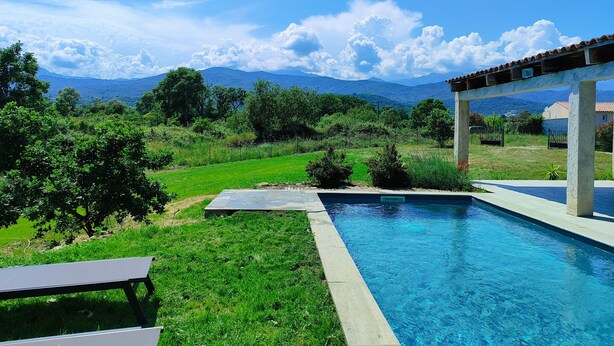 Une piscine offrant une vue dégagée sur les montagnes en arrière-plan.
