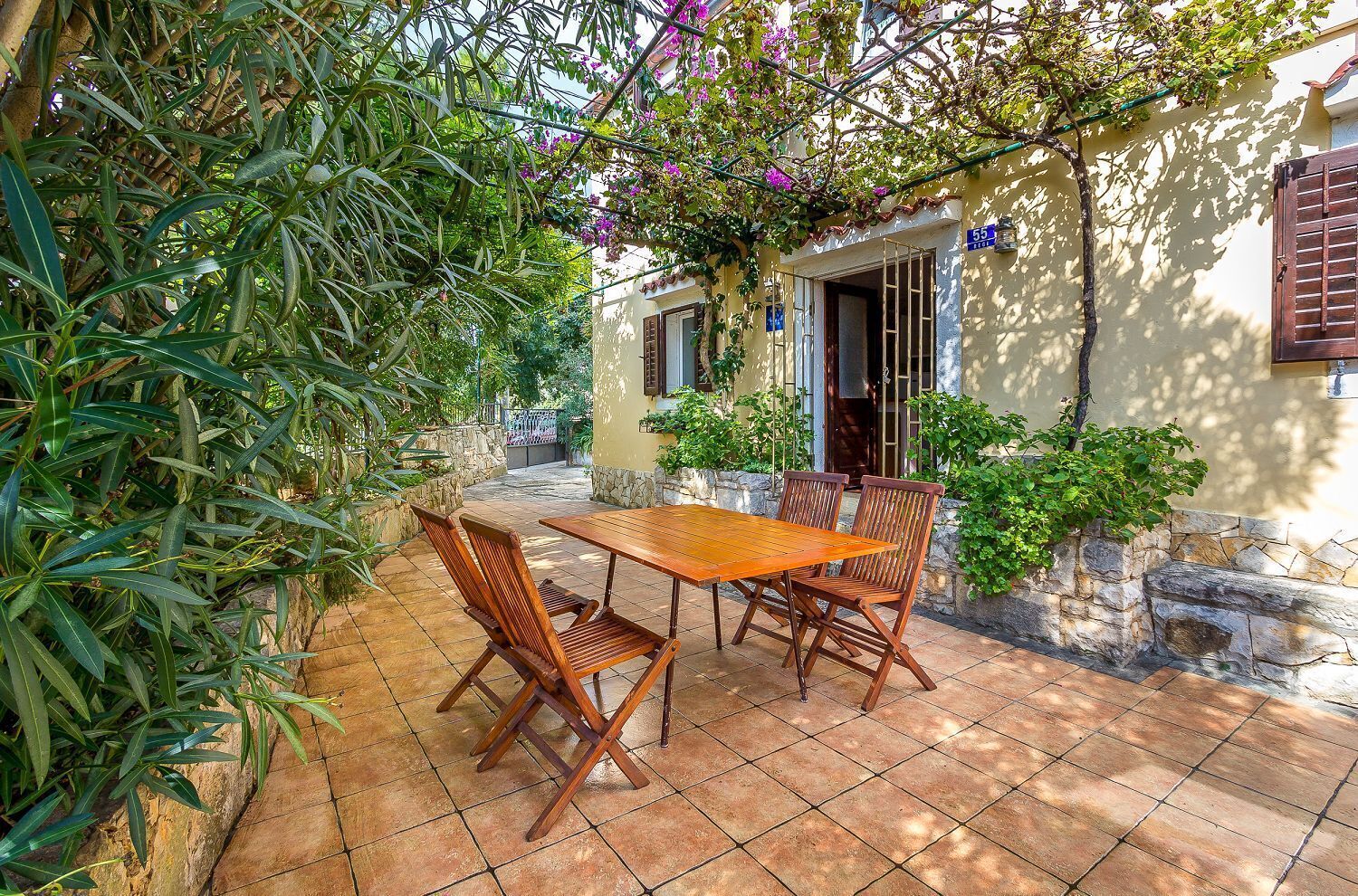 屋外ダイニングエリア