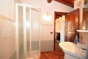 Alcamo, bathroom with shower - Dependance Desirée (Alcamo)