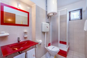 Shower, towels - Large apartment with air conditioning, WiFi (Premantura)