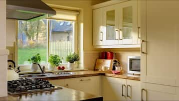 Een vaatwasser, kookgerei, borden en bestek