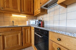 Geladeira, micro-ondas, fogão, cooktop
