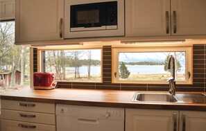 Fridge, microwave, stovetop, dishwasher - Cozy home in Rockneby with WiFi (Rockneby)