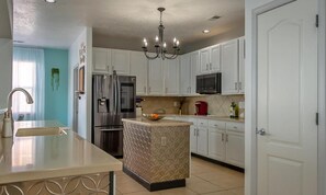Fridge, microwave, oven, stovetop - Bandelier Relax! Room for your Balloon Fiesta stay! (Rio Rancho)
