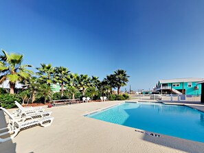 Outdoor pool - Doodle Digs (Port Aransas)