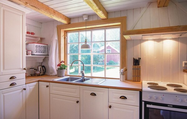 Een koelkast, een kookplaat, een vaatwasser