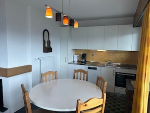 Fridge, oven, dishwasher, coffee/tea maker