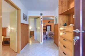 2 dormitorios, escritorio, wifi gratis y ropa de cama