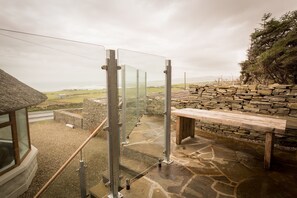 Outdoor dining - Authentic Thatched Cottage with great views near Cliffs of Moher (Doolin)