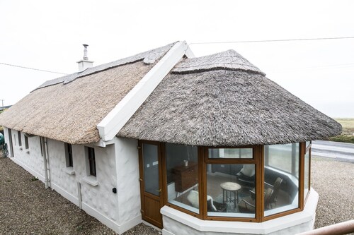 Authentic Thatched Cottage with great views near Cliffs of Moher